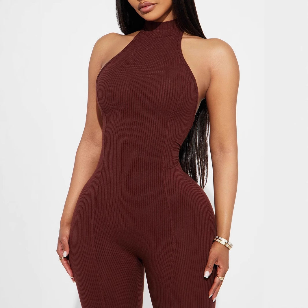 Mote jumpsuit for kvinner, med ribbet stoff og høy krage. Kan brukes som festantrekk eller hverdagsstil.