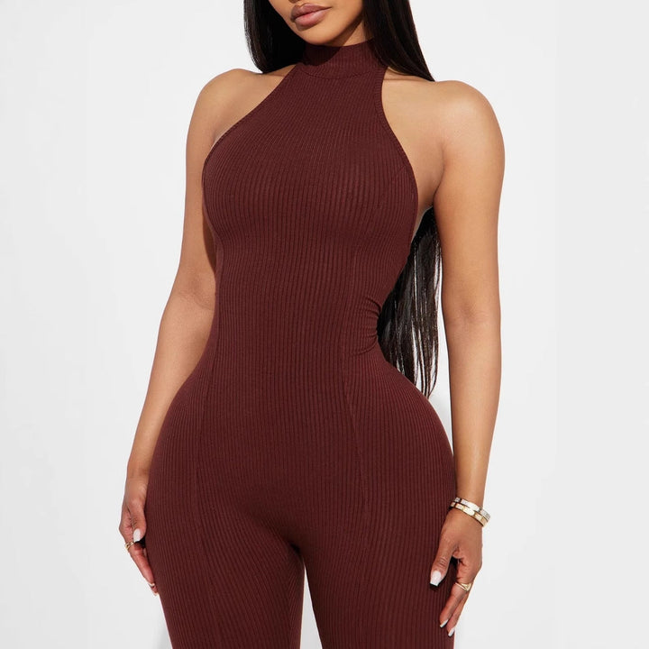 Mote jumpsuit for kvinner, med ribbet stoff og høy krage. Kan brukes som festantrekk eller hverdagsstil.