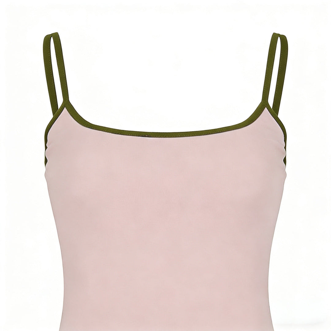 Allsidig damesett: sporty tanktopp og skjørt. Passer for athleisure, fritidslook og sommeraktiviteter.