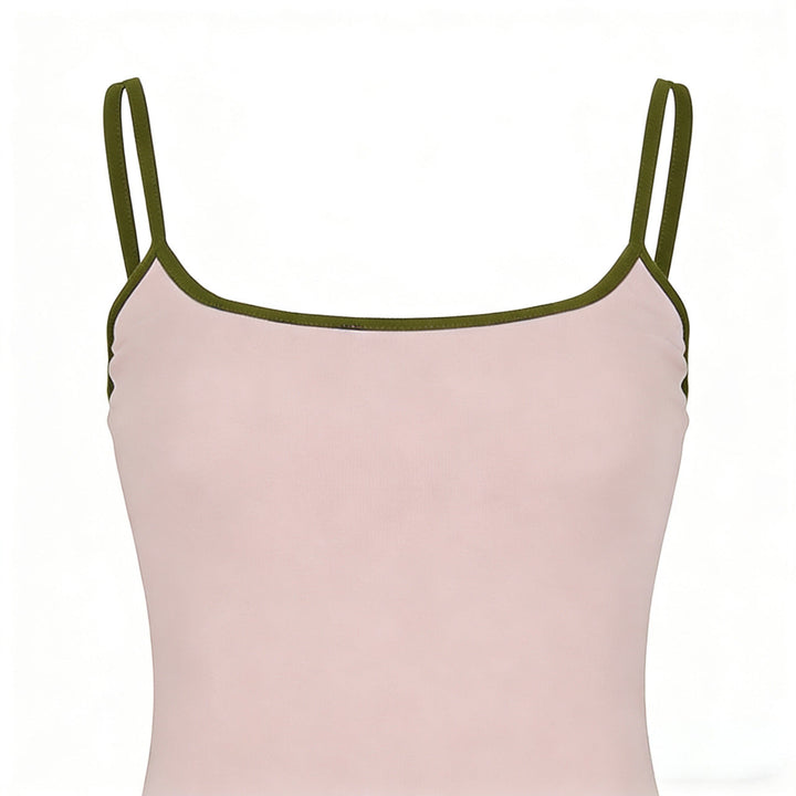Allsidig damesett: sporty tanktopp og skjørt. Passer for athleisure, fritidslook og sommeraktiviteter.
