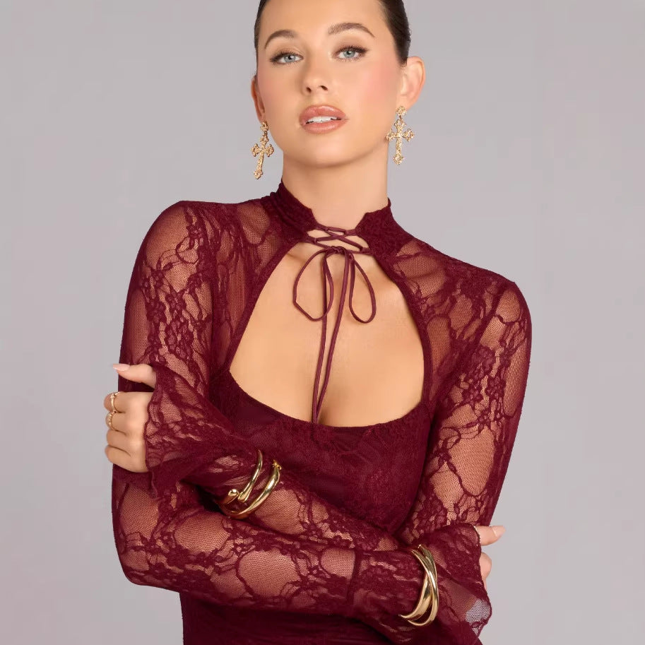 Dame elegant minikjole i mørkerødt med dristige cut-out detaljer og høy krage. En trendy festkjole.