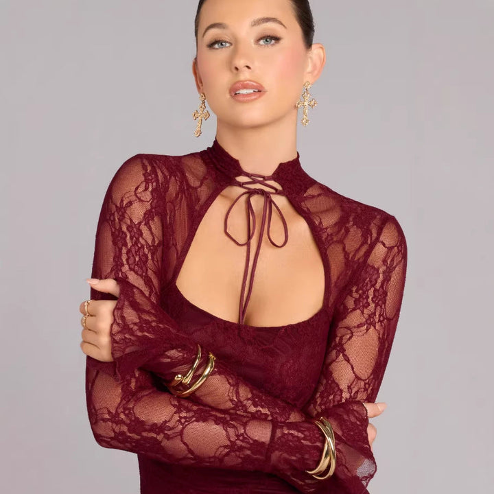 Dame elegant minikjole i mørkerødt med dristige cut-out detaljer og høy krage. En trendy festkjole.