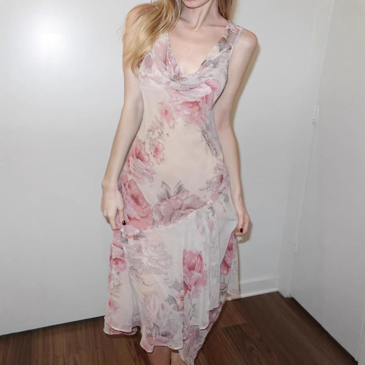 Dame asymmetrisk kjole med elegant blomstertrykk. Unik stil, perfekt for sommer og fest.