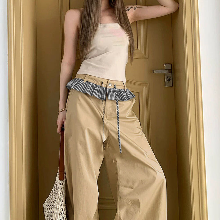 Komfortabel dame fritidsbukse i khaki med elegant rysjedesign. Justerbar midje gir perfekt passform.
