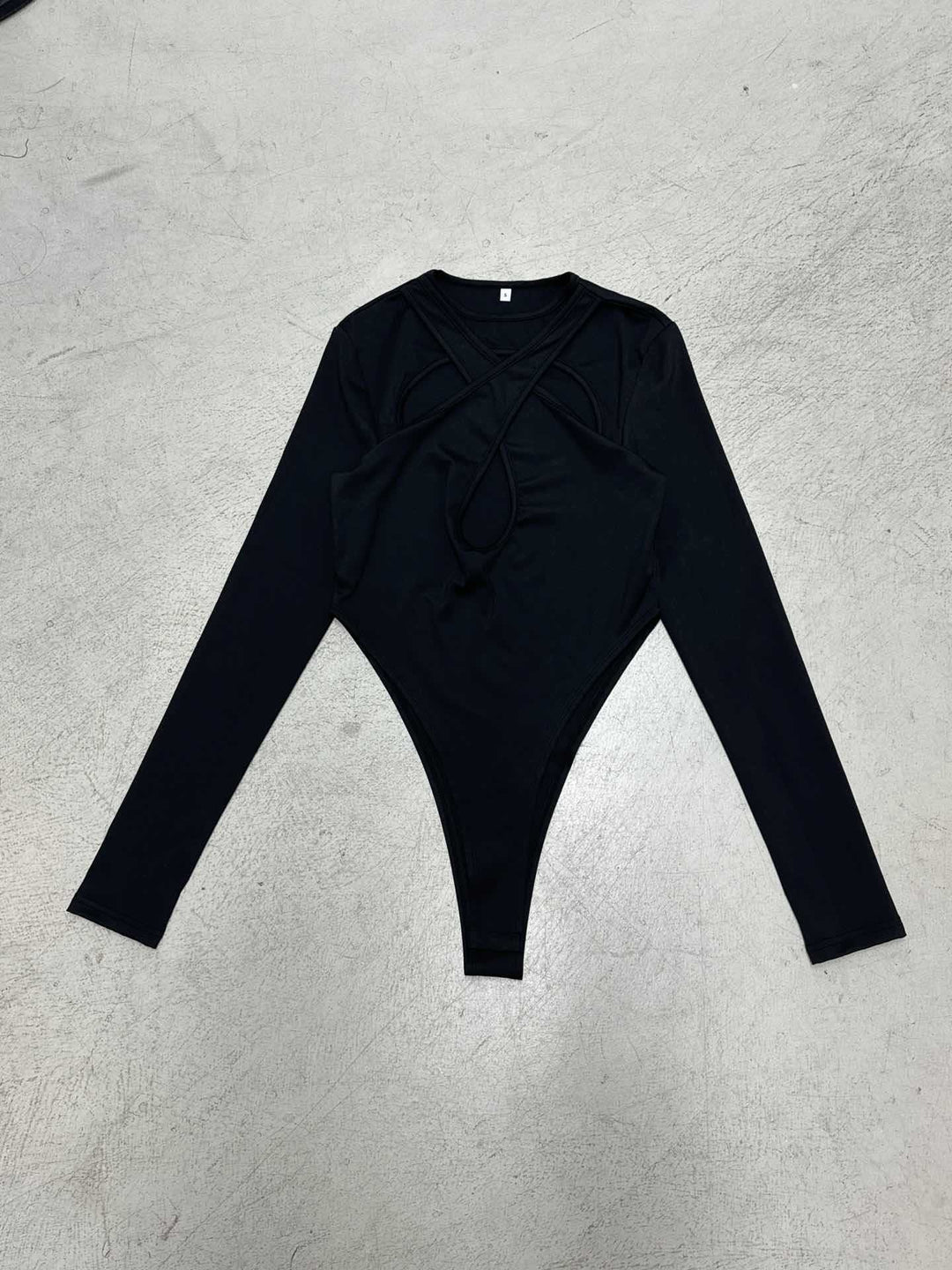 Damebody i svart, med elegant og trendy kryssdesign i front. Langermet og høy midje gir en sofistikert stil.