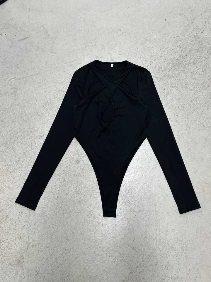 Damebody i svart, med elegant og trendy kryssdesign i front. Langermet og høy midje gir en sofistikert stil.