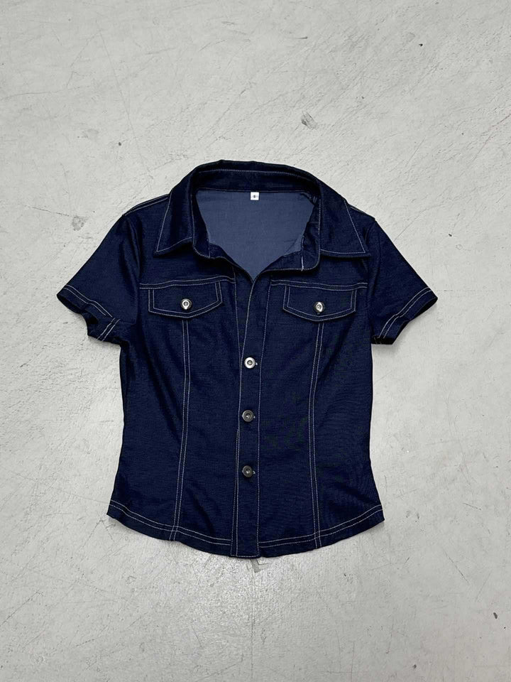 Variasjon av farger: Kortermet dame skjorte i smal passform. Trendy og elegant stil for sommer.
