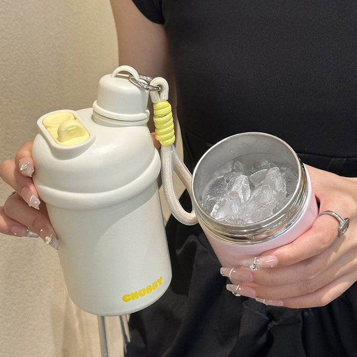 Kompakt og lett 420 ml sportsflaske for kvinner. Enkel å bære for optimal hydrering i hverdagen.