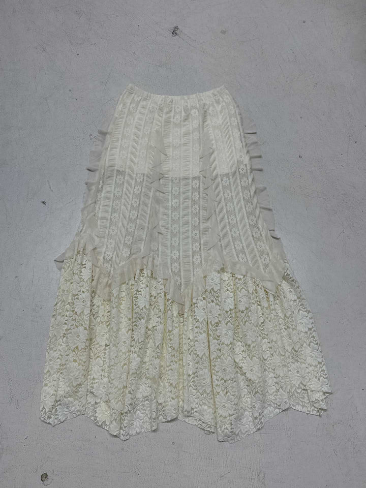 Komfortabelt og elegant maxiskjørt for kvinner med bølgende volanger, ideelt for en stilig sommerlook.