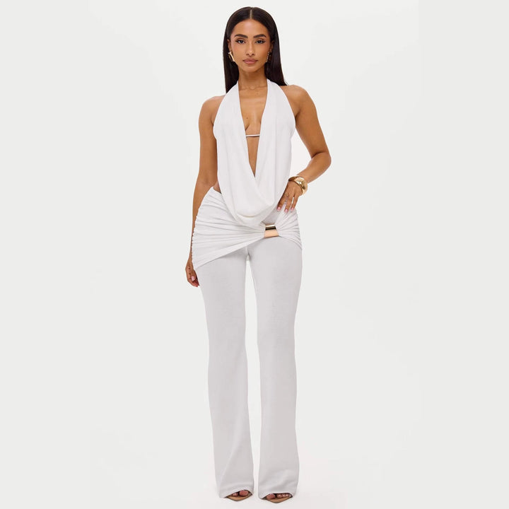 Motebevisst kvinne jumpsuit med dyp utringning. Elegant kveldsantrekk med komfortable vide ben for fest.