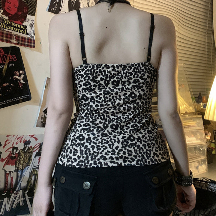 Khaki leopard spaghettitopp for dame, pyntet med fin blondekant. En elegant og feminin sommertopp.