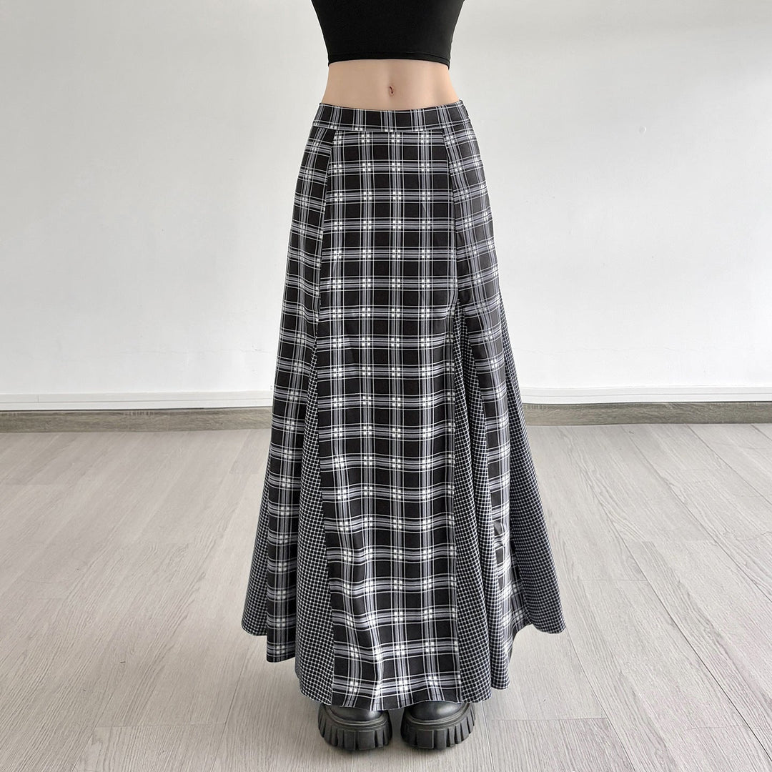 Komfortabelt rutete dameskjørt med elegant splitt. Trendy maxiskjørt for både hverdag og pyntede dager.