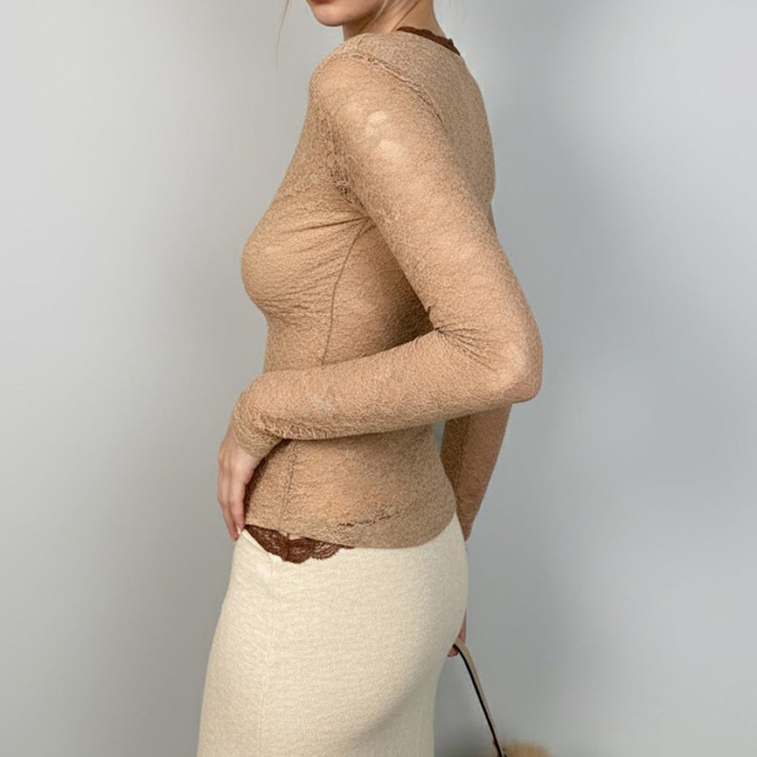 Brun festtopp for dame: elegant spissbluse med dyp V-hals og lange ermer, ideell for spesielle anledninger.