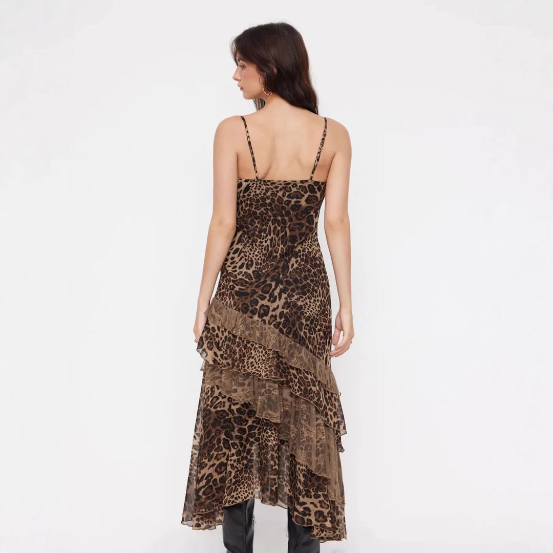 Stilig ermeløs midikjole i leopardprint med unik asymmetrisk volangkant, for en elegant look.