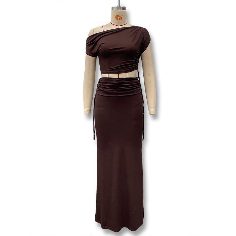 Dame langermet maxikjole i brunt, elegant asymmetrisk design. En flott festkjole, formell kjole og aftenkjole.