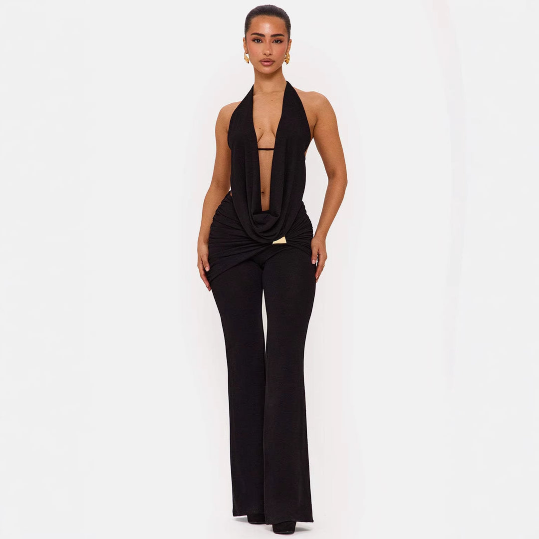 Elegant dame jumpsuit med dyp utringning, vide ben og figurnær passform. Perfekt for fest og kveldsantrekk.