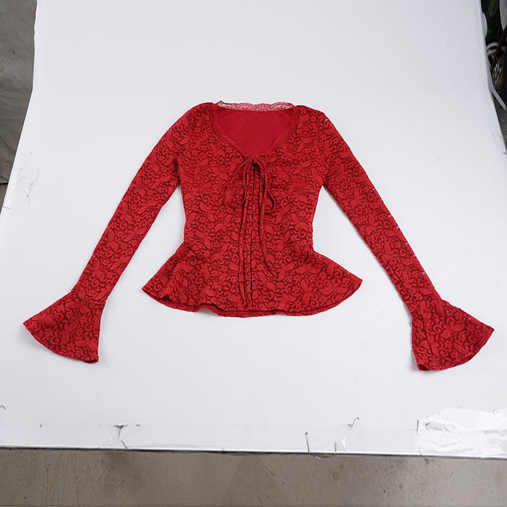 Rød damebluse med elegante volanger. En moderne, romantisk topp med justerbar knytehals. Fest og hverdag.