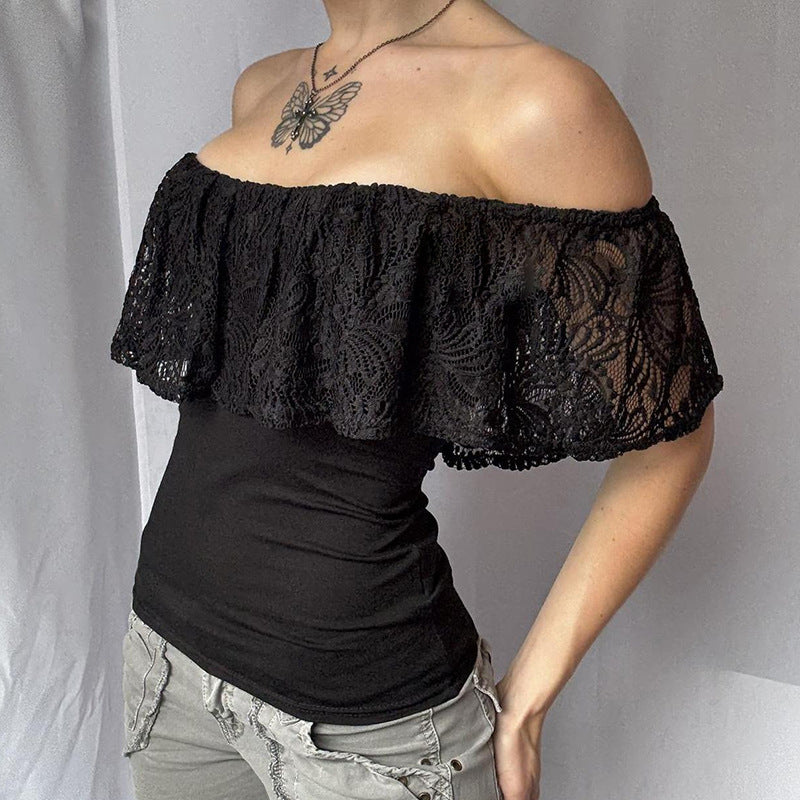 Trendy off-shoulder dametopp med volanger og blonder i svart. Elegant passform for fest eller vårklær.