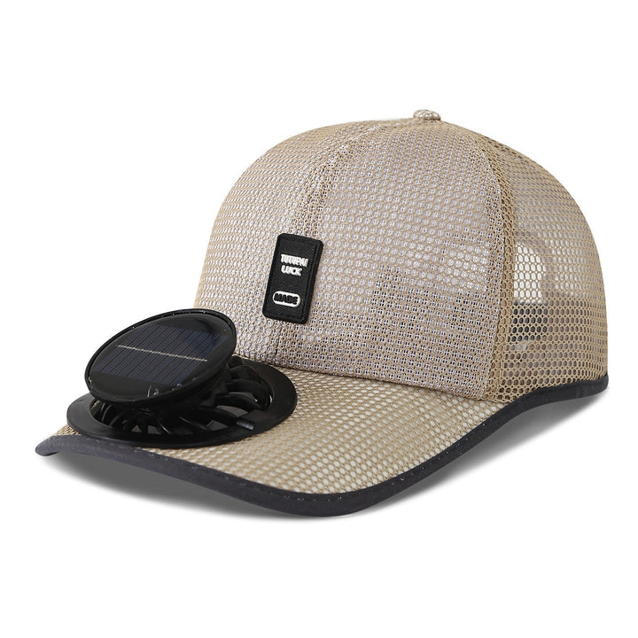 Gruppe venner iført unisex solcelledrevne mesh caps under en solrik utflukt. Komfort og stil.