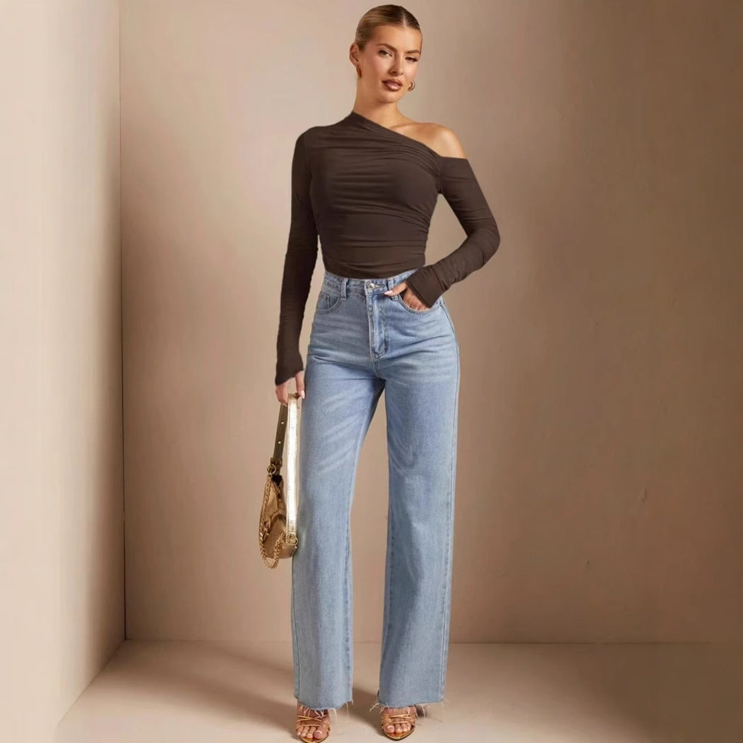 Trendy langermet dame-bodysuit, asymmetrisk med rynker, perfekt for motebevisste kvinner.