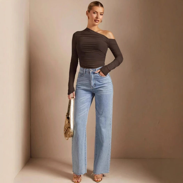 Trendy langermet dame-bodysuit, asymmetrisk med rynker, perfekt for motebevisste kvinner.