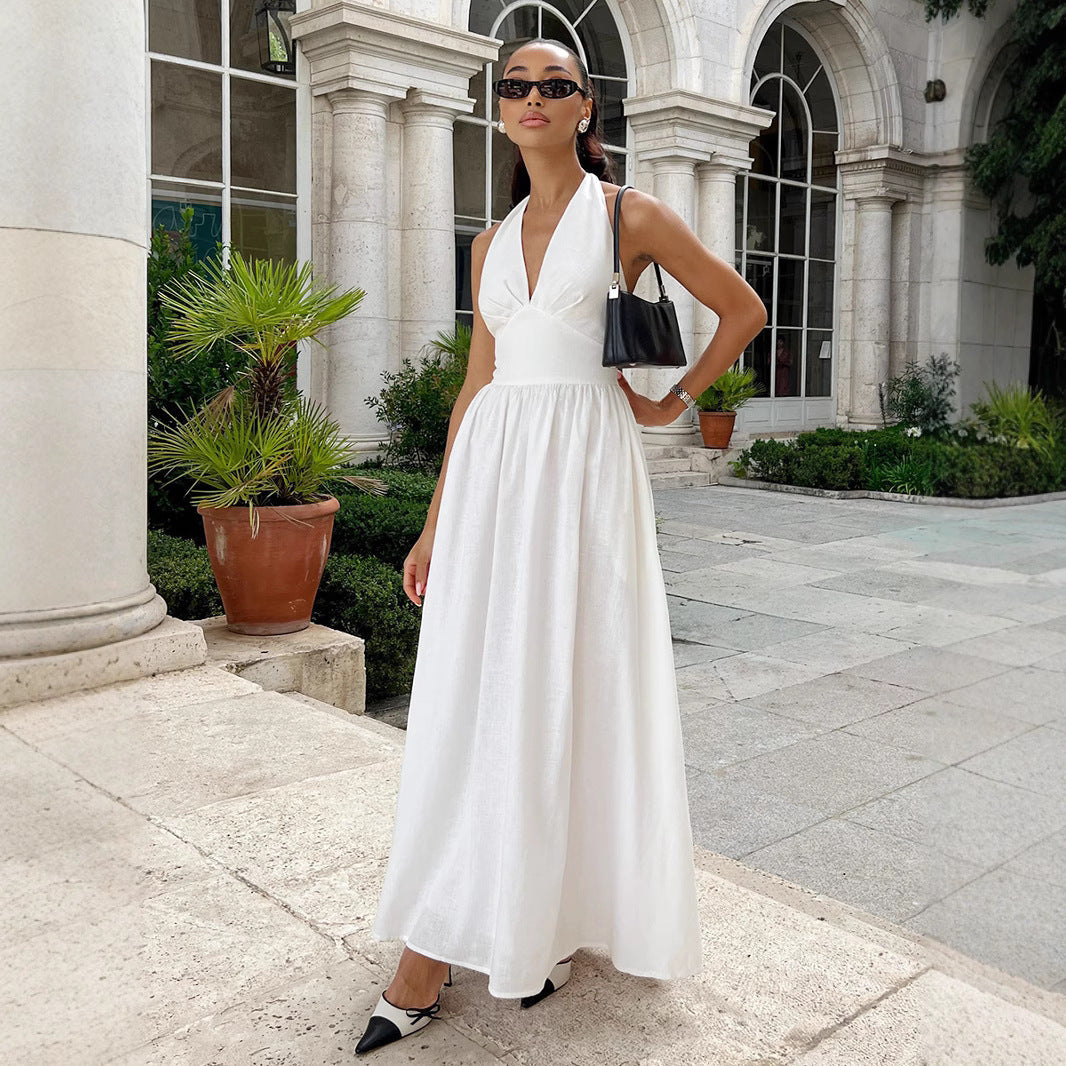 Elegant dame maxikjole med V-hals og flytende skjørt, perfekt for sommer og fest. Lang, blå kjole.