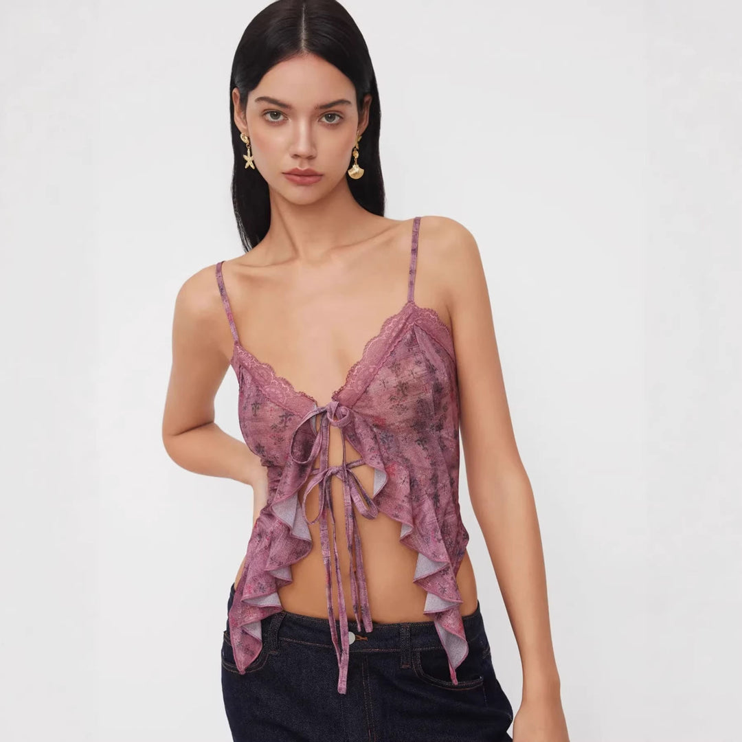 Elegant damebluse med volanger og justerbar snøring, perfekt for sommer og fest. Feminin og stilig.