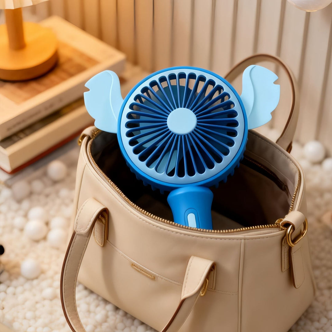 Blå håndvifte, kompakt og bærbar med søt dyredesign. Ideell for varme sommerdager, usb-lader inkludert.