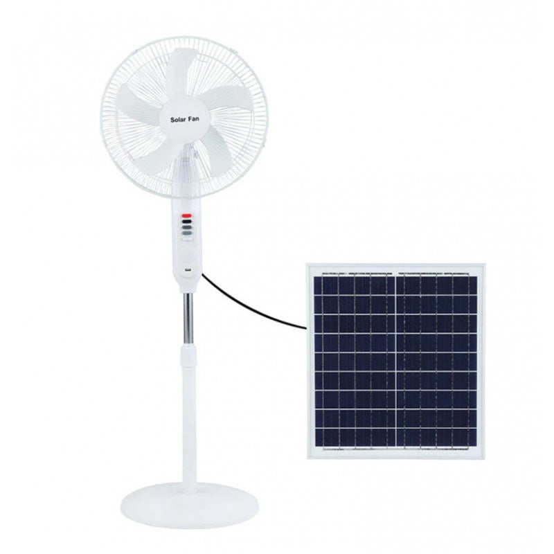 Nærbilde av effektivt solcellepanel som forsyner gulvviften med grønn, trådløs energi for kjøling.