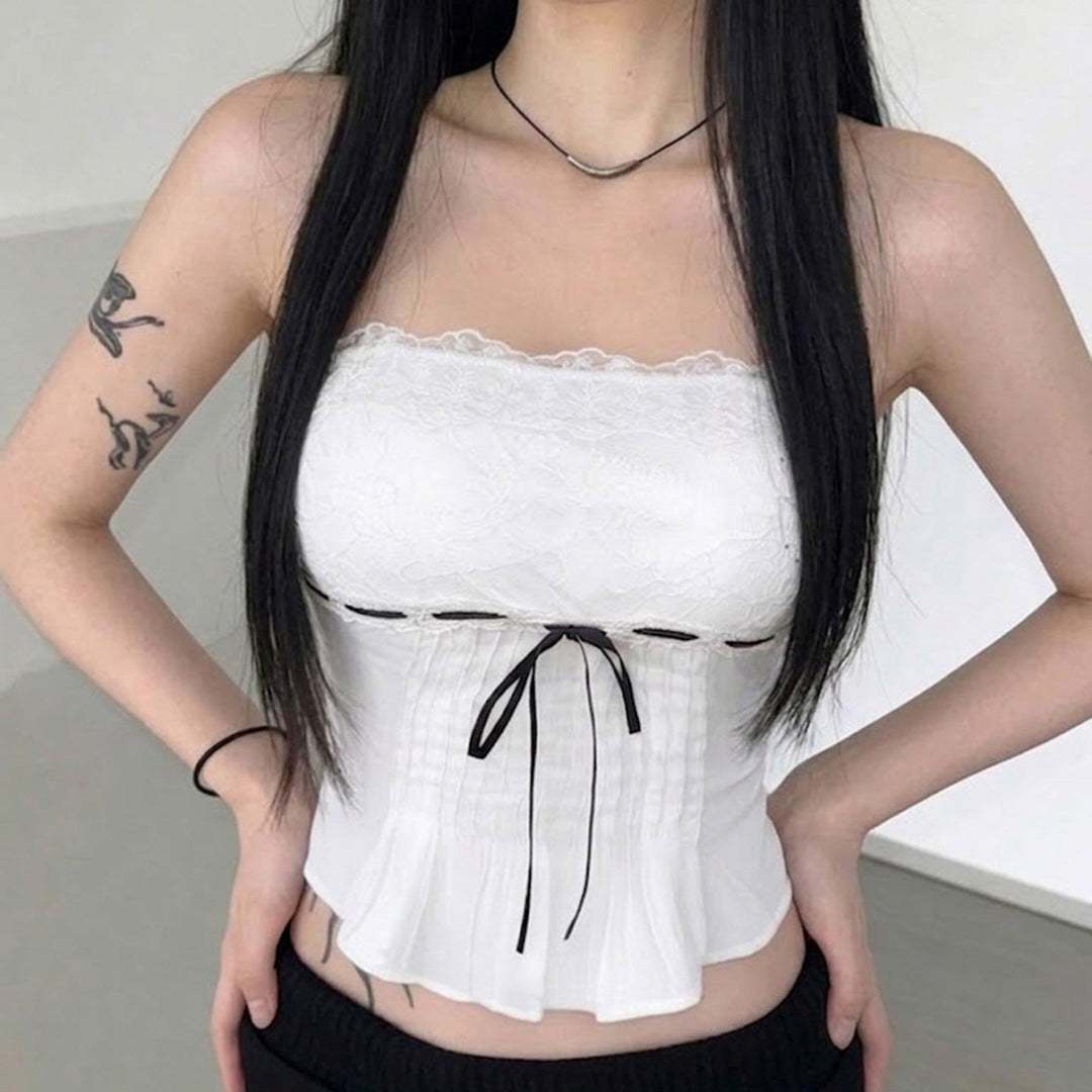 Elegant blonde bandeau-topp for dame med volanger og dekorbånd, perfekt for sommerfester.