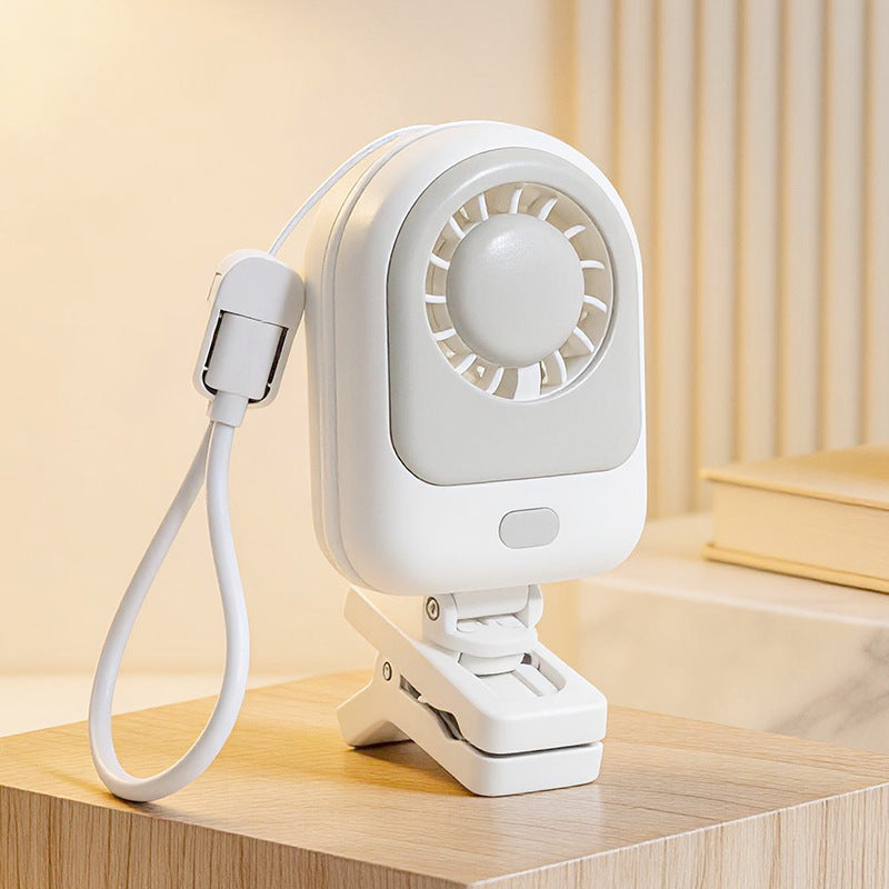 Liten, men kraftig USB-bordvifte med solid klemme; perfekt for personlig avkjøling på lite rom.