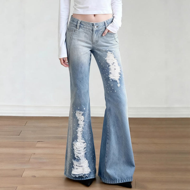Komfortable dame bootcut jeans med trendy revner. Møteriktig og allsidig hverdagsjeans for kvinner.