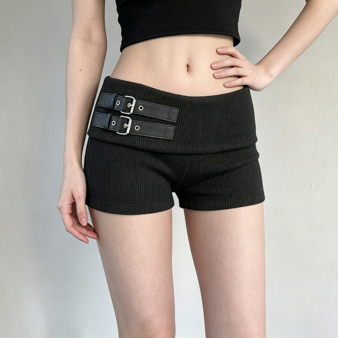 Behagelig trendyshorts for kvinner i svart, med bredt belte og stilige spenner. Ideell for vår- og sommerklær.