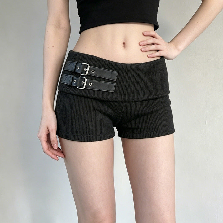 Behagelig trendyshorts for kvinner i svart, med bredt belte og stilige spenner. Ideell for vår- og sommerklær.
