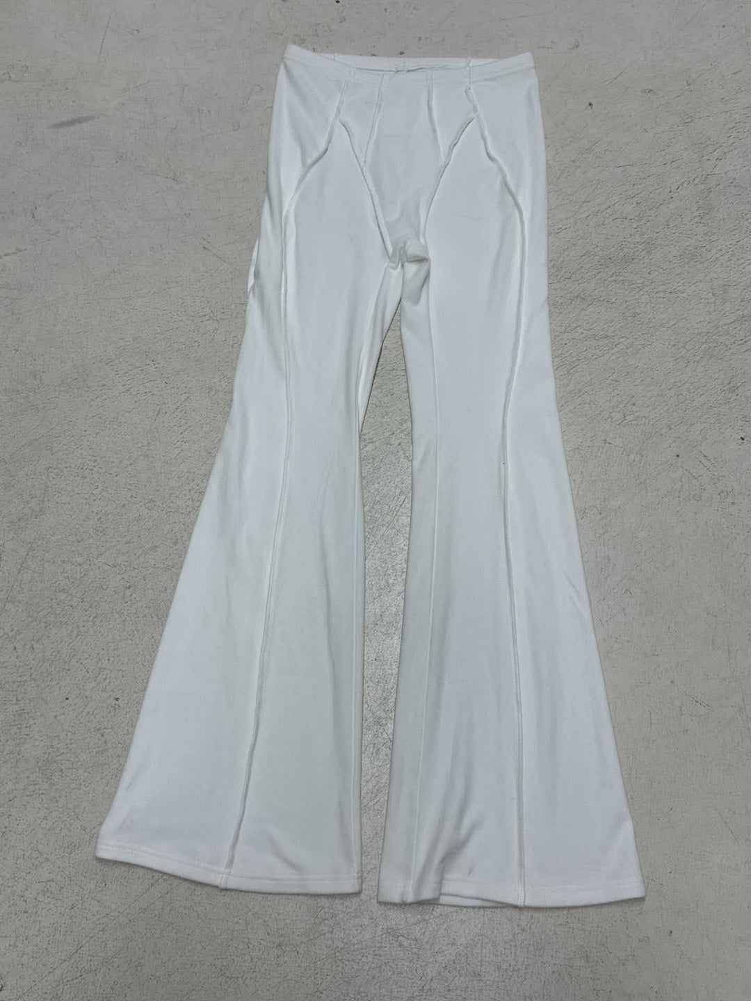 Kvinne i moderne flared bukser, viser frem den elegante passformen. Perfekte slengbukser for en trendy stil.