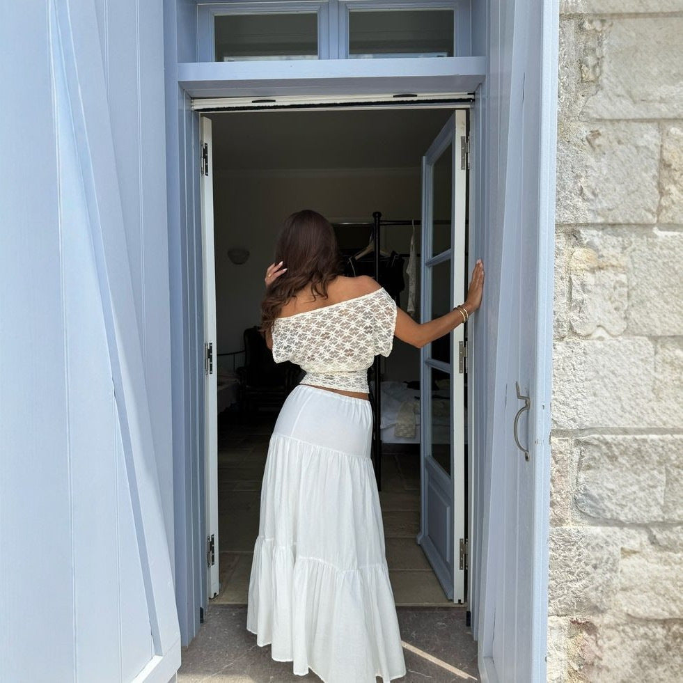 Svart off-shoulder dametopp med sofistikert blomstermønster. Stilig og elegant festtopp.