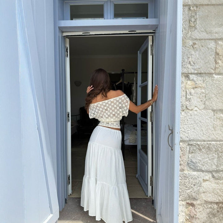 Svart off-shoulder dametopp med sofistikert blomstermønster. Stilig og elegant festtopp.