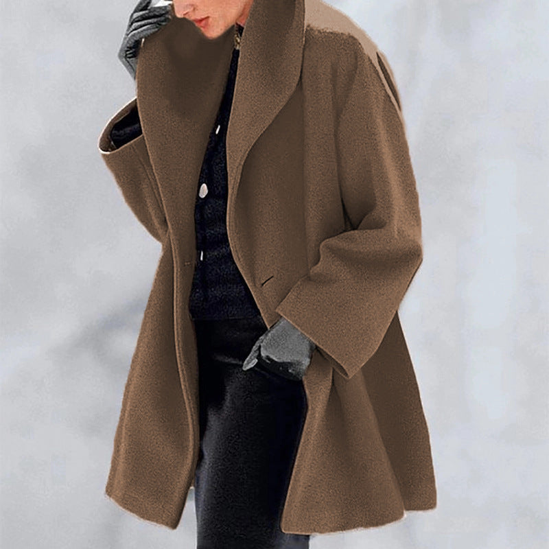 Dame trenchcoat i mykt stoff, gir optimal varme og komfort. Perfekt for en elegant vinterstil.
