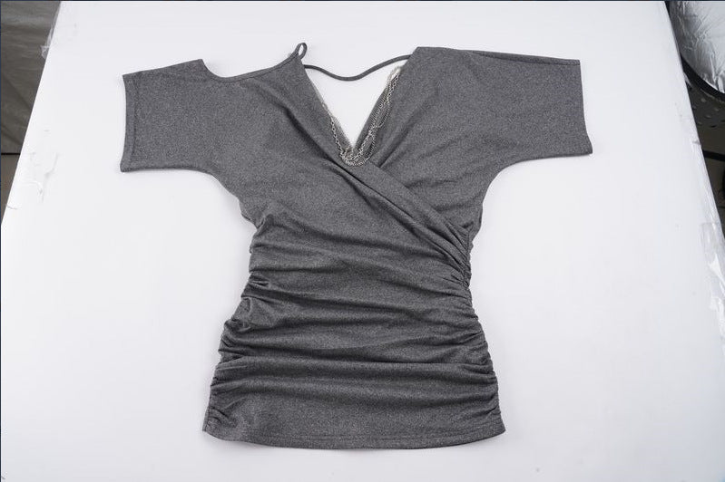 Komfortabel asymmetrisk omslagsbluse med feminine volanger. Flatterende passform for damer.