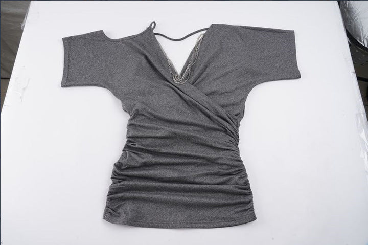 Komfortabel asymmetrisk omslagsbluse med feminine volanger. Flatterende passform for damer.