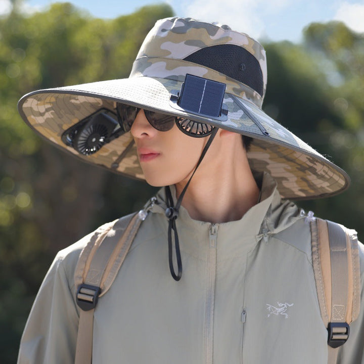 Innovativ turhatt med vifte for optimal UV-beskyttelse og kjøling på fotturer.