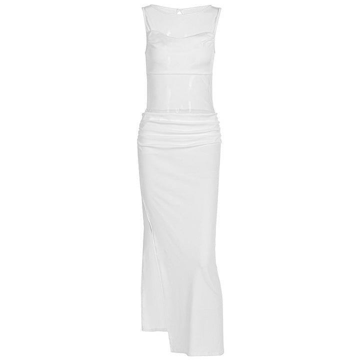 Sofistikert hvit kvelds-/festkjole for dame; elegant lang omslagskjole med transparente detaljer.