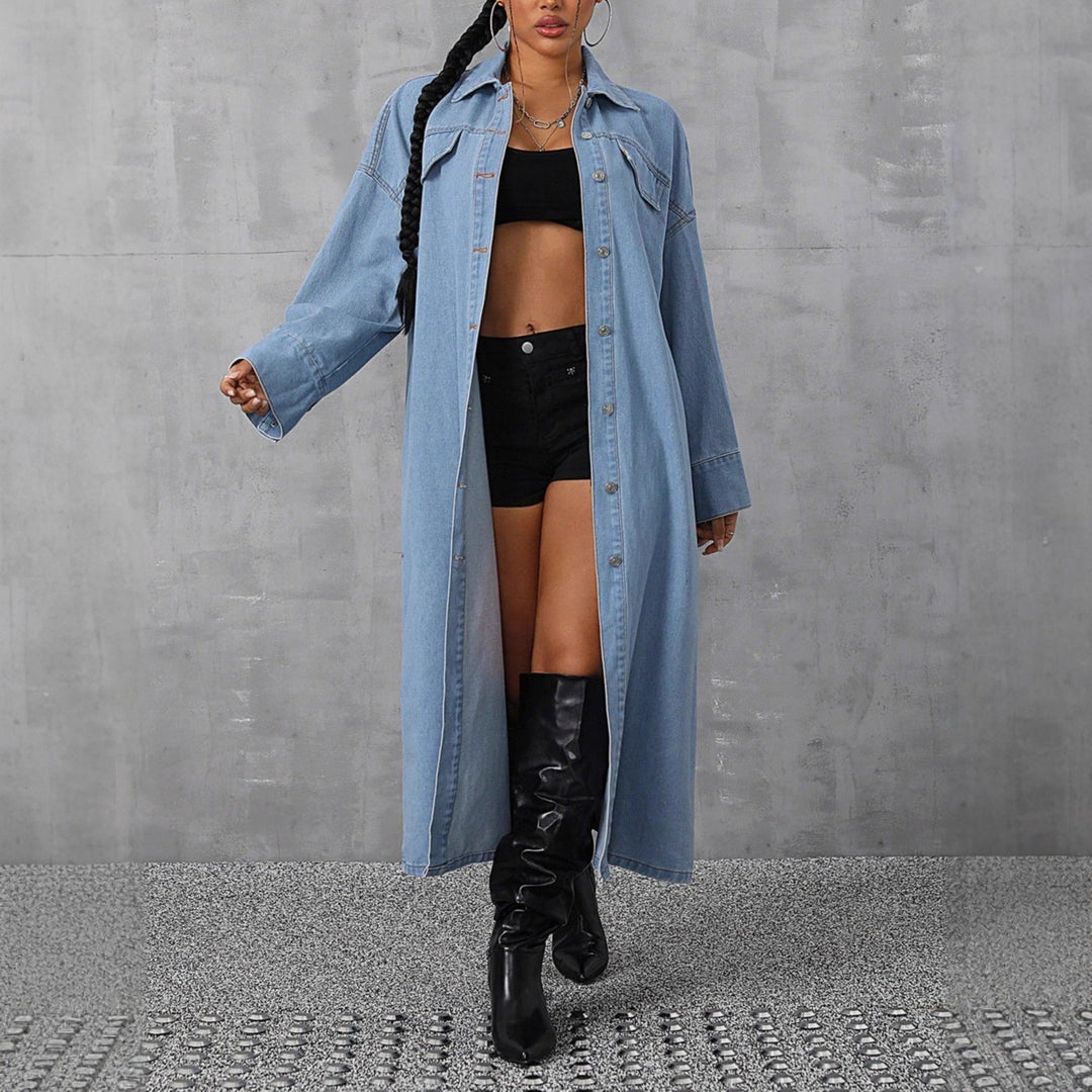 Nærbilde av trykknapper og funksjonelle sidelommer på en trendy oversized dame maxijakke.