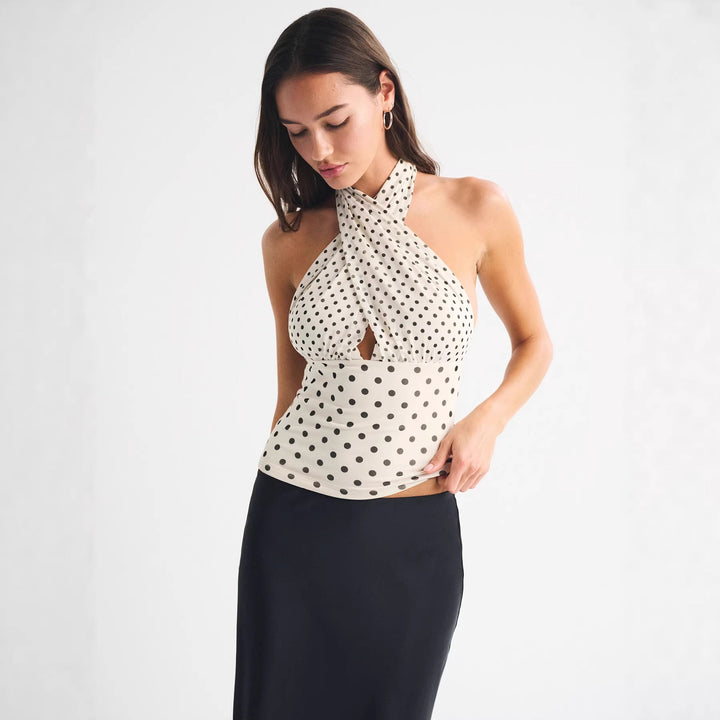 Dame innpakningsbluse med elegante prikker og dyp V-hals. Perfekt for sommer, hverdag og fest.