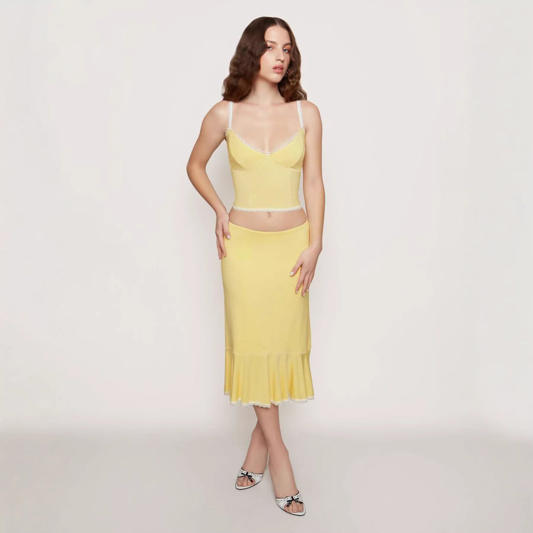 Sommerlig elegant damesett med crop-top og matchende skjørt. Ideelt festantrekk for kvinneklær.