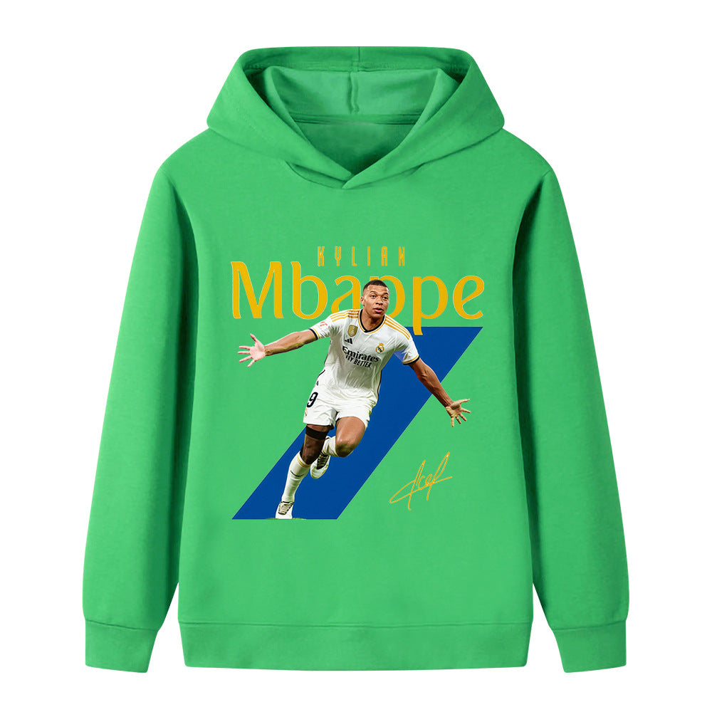 Detaljbilde av Mbappé logo på en kul fotball hettegenser for barn, viser design og merke.
