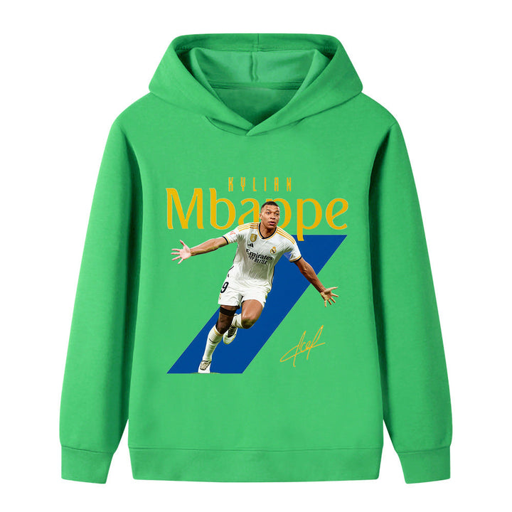 Detaljbilde av Mbappé logo på en kul fotball hettegenser for barn, viser design og merke.