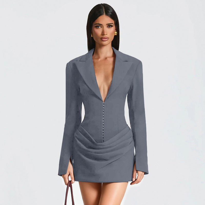 Mote: elegant sort dame blazer-minikjole med dyp V-hals, stilfull festkjole og kveldsantrekk.