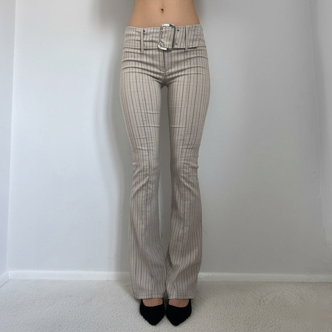 Elegante dame flare bukser med stripete mønster og figursydd snitt. Perfekt for kontor og festantrekk.