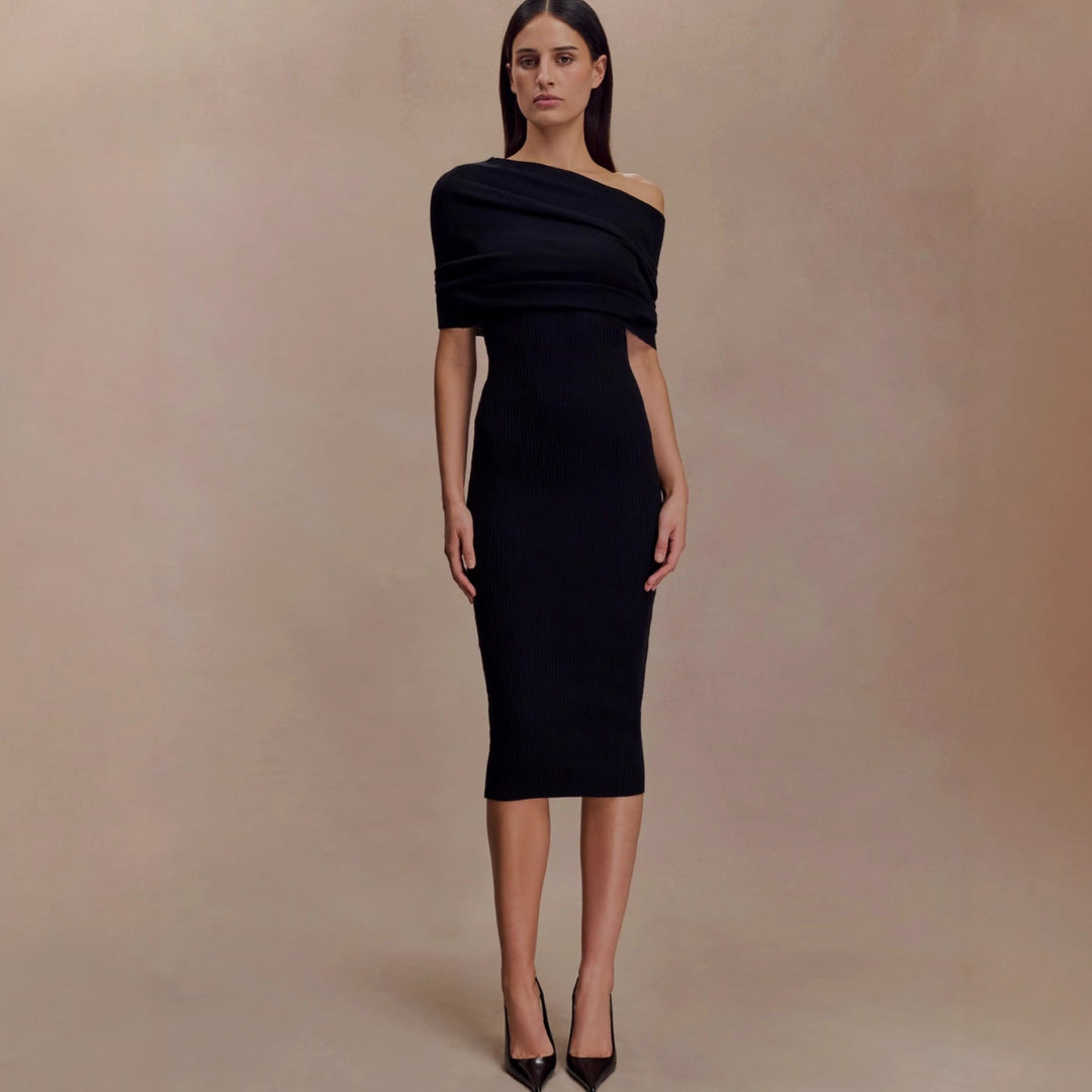 Damekjole: Svart, figurnær off-shoulder strikkjole. Langermet og elegant for kvinner, passer fest og hverdag.